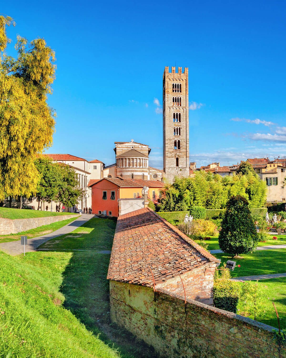 Lucca vista dalle mura in pomeriggio di sole